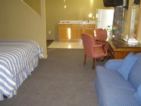 FIRST WESTERN INN 10